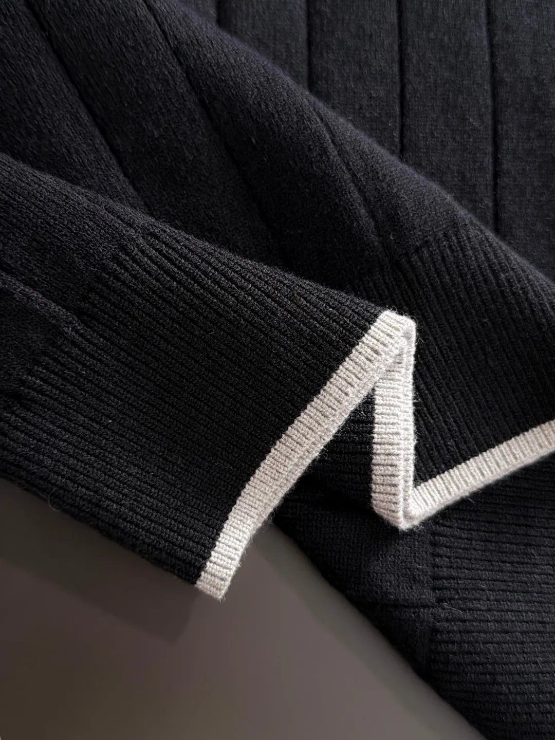 Next day shipping P195 Balenciaga high quality 2026 autumn and winter official website latest sweater, on sale at the same time at the counter Hot Sale! Specially made of wool blended fabric. It feels comfortable and can be directly in contact with the skin. The logo badge is exquisitely embroidered, which is extremely eye-catching! The details highlight the fashionable charm of big brands. Exquisite workmanship. Three-dimensional cutting style. The wearing effect is invincible and handsome! All three standards are complete! Sizes:M-3XL